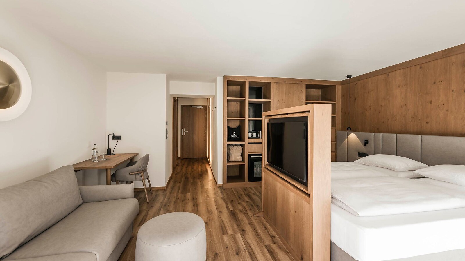 Deluxe Mini Suite