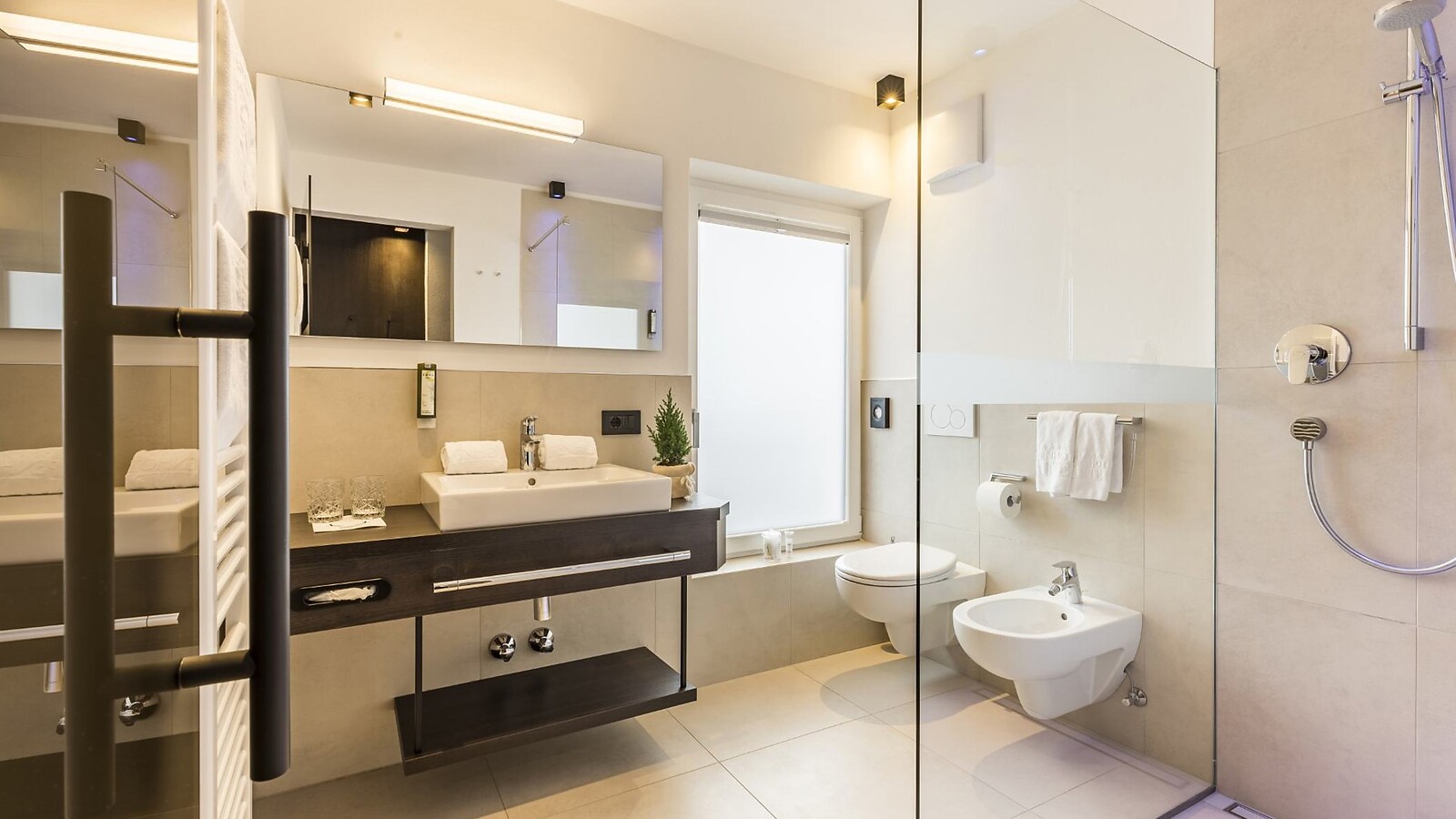 Deluxe Mini Suite