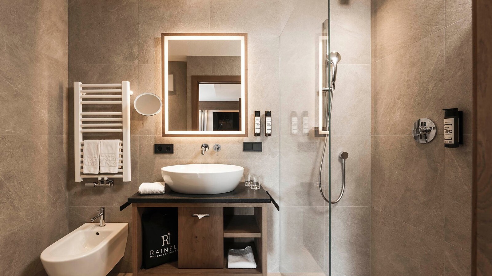 Deluxe Mini Suite